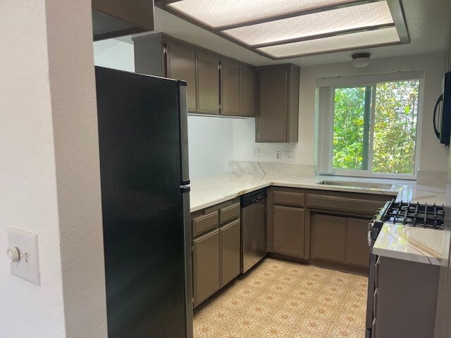 Building Photo - "Charming 3-Bed, 3-Bath Townhouse with Guest Suite & Fireplace in Carlsbad Oasis!"