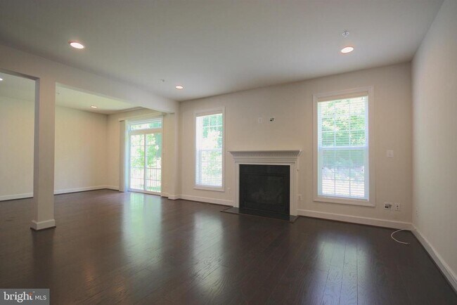 Building Photo - 10916 Fairmont Ln