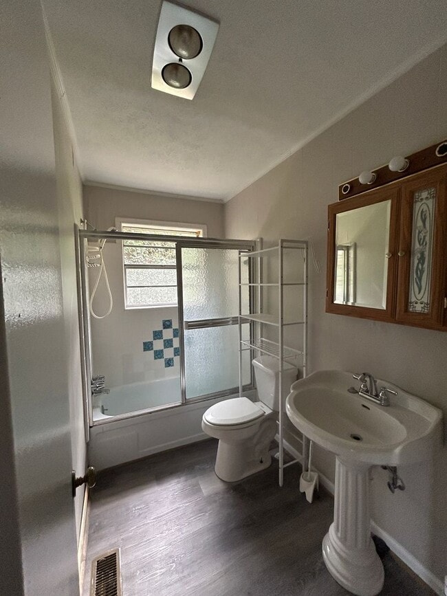 Building Photo - 310 W 6th St