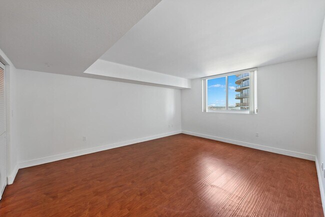 Building Photo - 1800 N Bayshore Dr