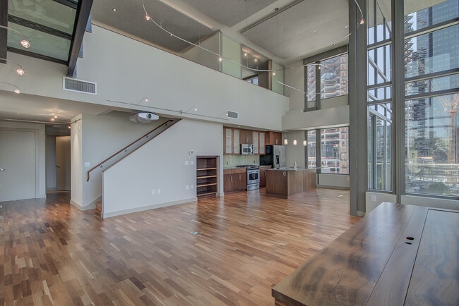 Building Photo - Great 2bd/2ba modern town home located in the center of South Lake Union W/S/G and ( 2) parking s...