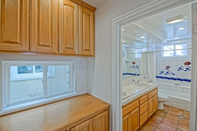 Building Photo - VERY BRIGHT, SPACIOUS & AIRY GOLDEN HILLS ...
