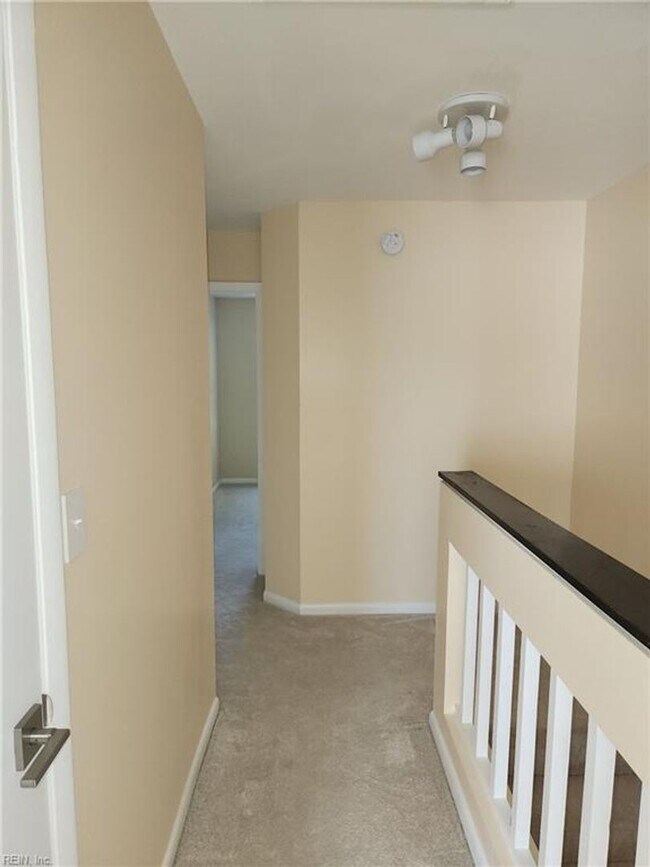 Building Photo - Newly Renovated Condo in Salem