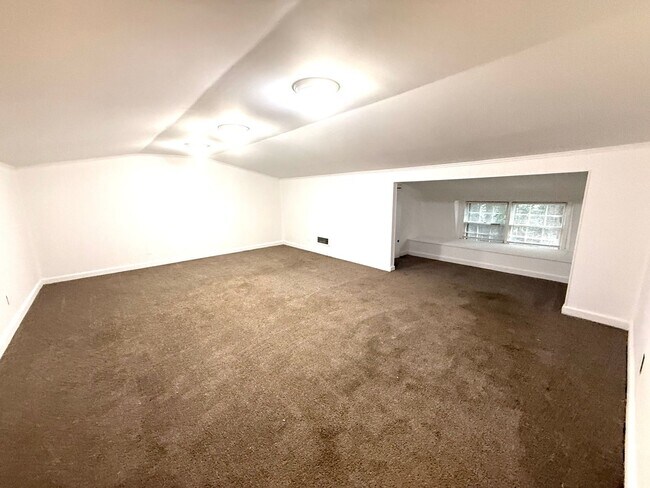 Building Photo - ** 4 Bed 2.5 Bath Located in Ridgefield** ...