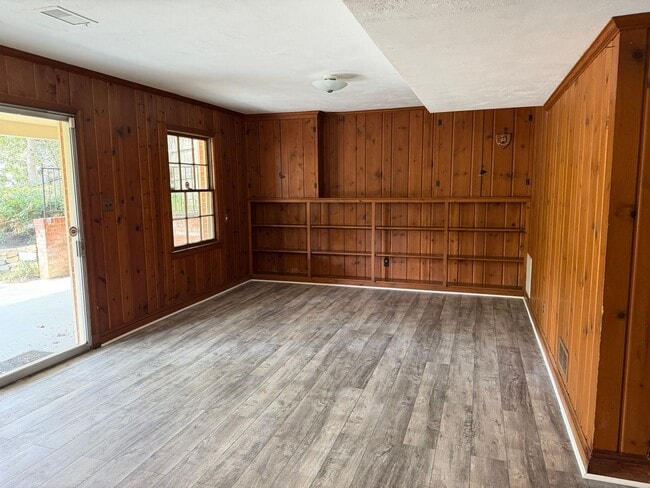 Building Photo - Lovely Home In Sought After Westmoreland Hills