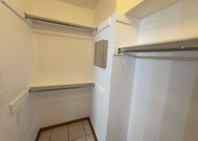 Building Photo - $500 OFF MOVE IN SPECIAL | Duplex in Centr...