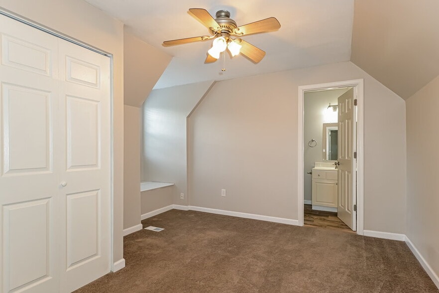 Building Photo - 705 Aster Ln