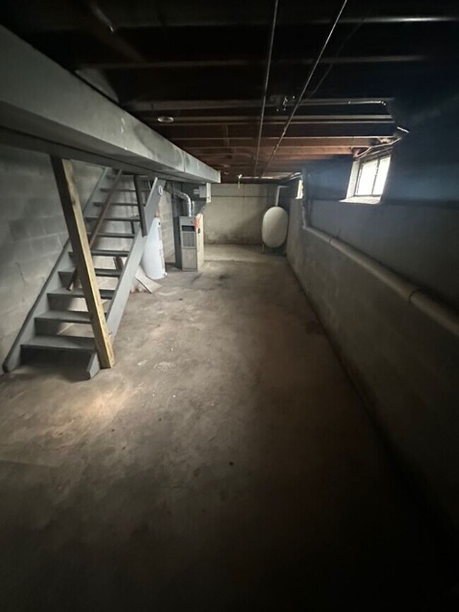 Building Photo - 31 Plover St