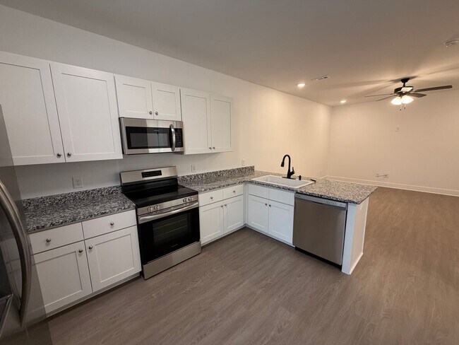 Building Photo - New Build 3 Bed 2.5 Bath Townhome in Shelbyville with a Move in Special