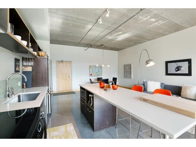 Building Photo - 345 6th Ave N