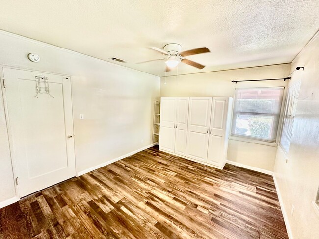 Building Photo - Charming 1/1 in the Heart of Tower District