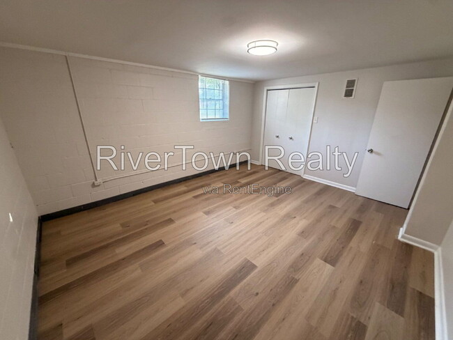 Building Photo - 1327 Busby Ave
