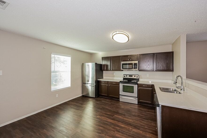 Building Photo - 565 Keble Dr