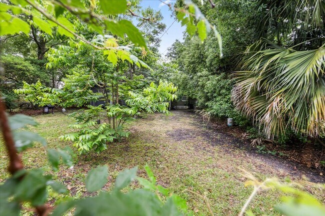 Building Photo - Savannah Eastside Home | 2 Bed 1 Bath | Remodeled Kitchen | In-Unit W/D | Private Driveway