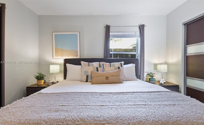 Building Photo - 201 NE 16th Ct