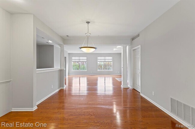 Building Photo - 3091 Camden Dr