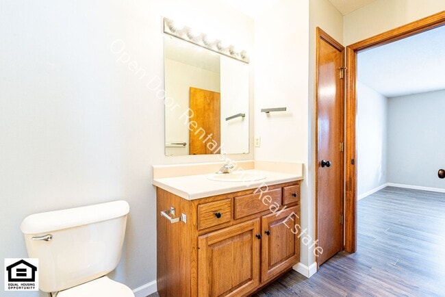 Building Photo - 1420/1422 Flagstone