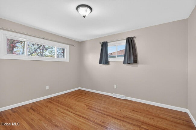 Building Photo - 614 Park Ave