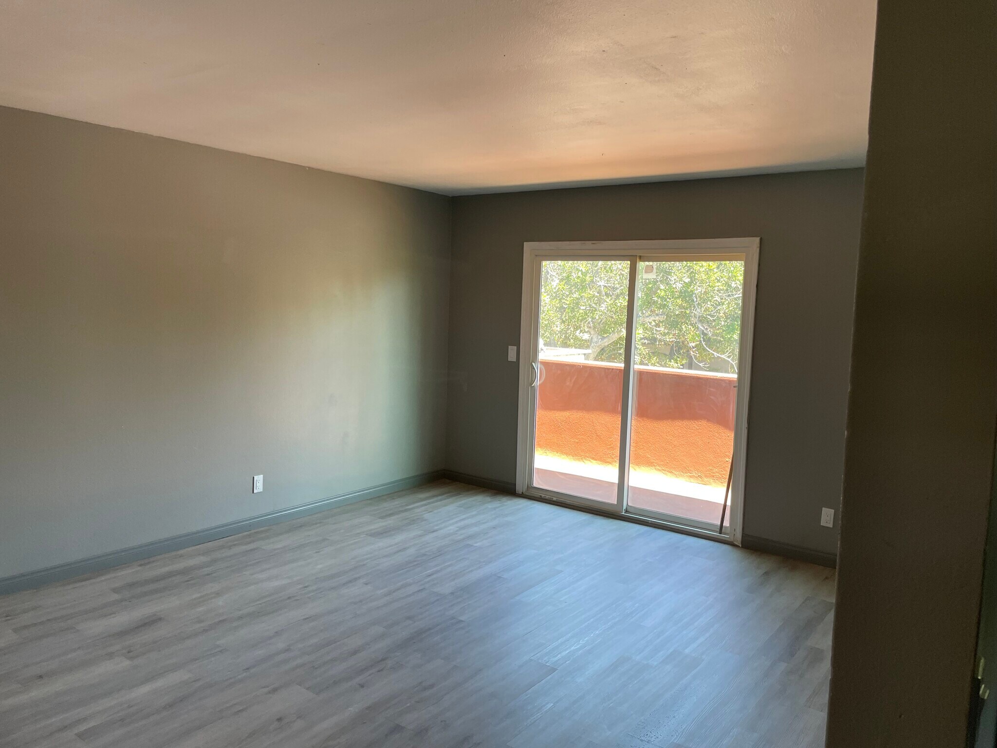 Family Room - 1011 W 7th St