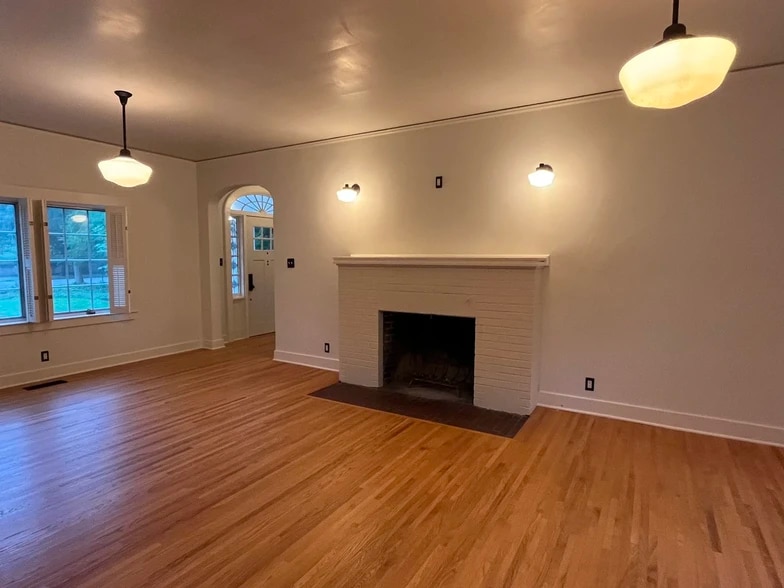 Building Photo - 1300 E 1st St