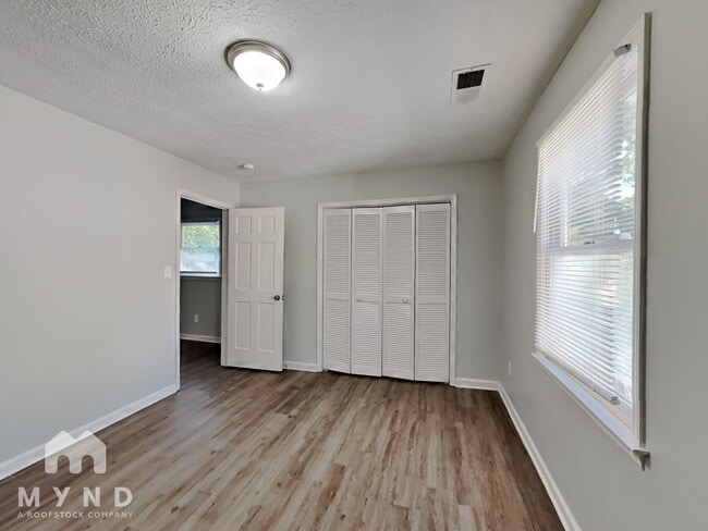 Building Photo - 1027 River Bend Ct