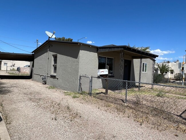 Building Photo - 3 Bedroom 2 Bath Home! close to the UofA!