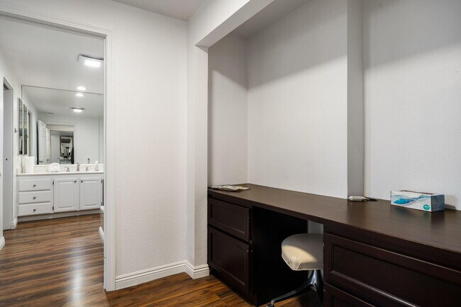 Building Photo - 910 Island Dr