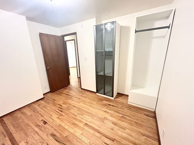 Building Photo - Beautiful Garden Entrance 4 bedroom home in Seattle, minutes away from major highways.