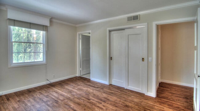 Building Photo - 2121 Middlefield Rd