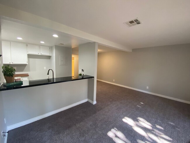 Building Photo - 2 bed, 2 bath upgraded unit with community...