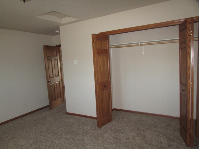 Building Photo - r1350