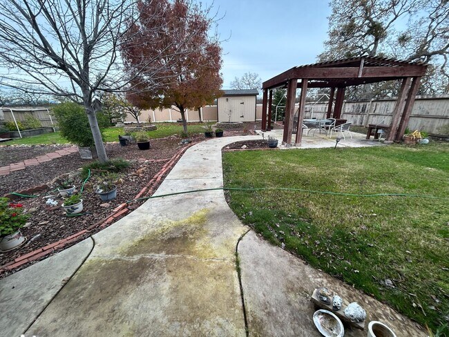 Building Photo - Comfortable 3-Bedroom Home in Gated Cottonwood Community