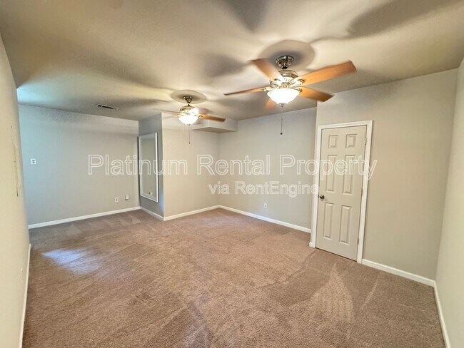 Building Photo - 3025 Lakeside Dr