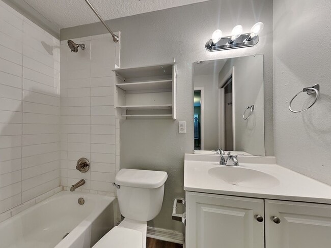 Building Photo - Updated 3BR/2BA Home in North Tampa – Mode...