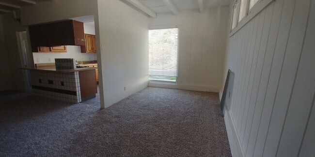 Building Photo - Studio backhouse in a quiet neighborhood.