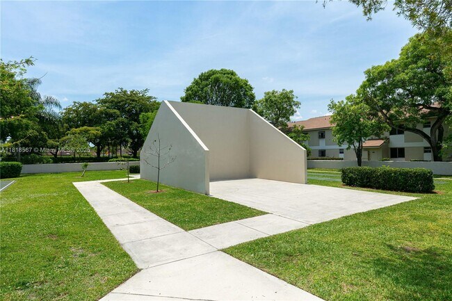 Building Photo - 717 Gardens Dr