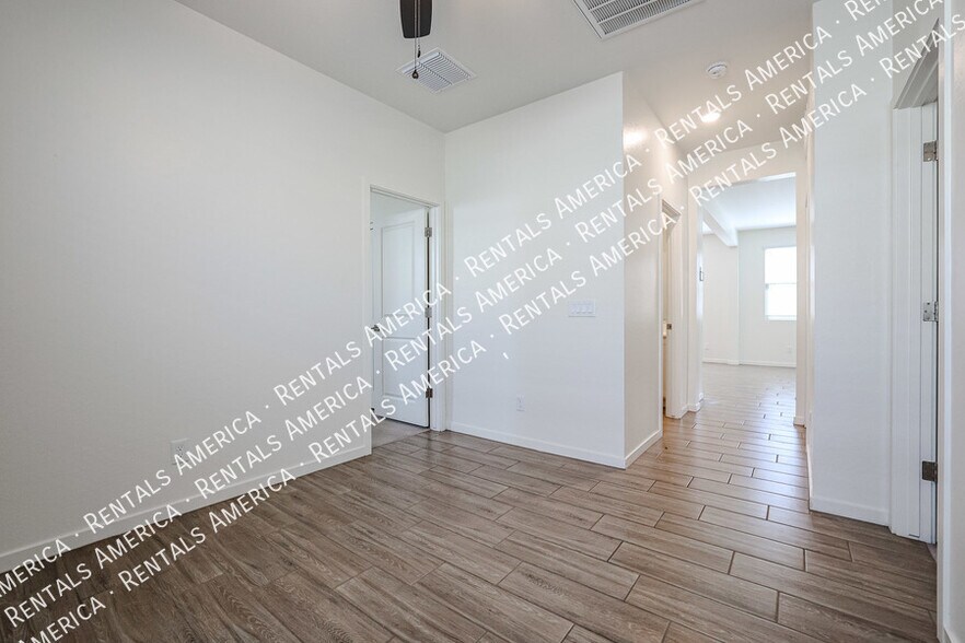 Building Photo - 9826 W Trumbull Rd