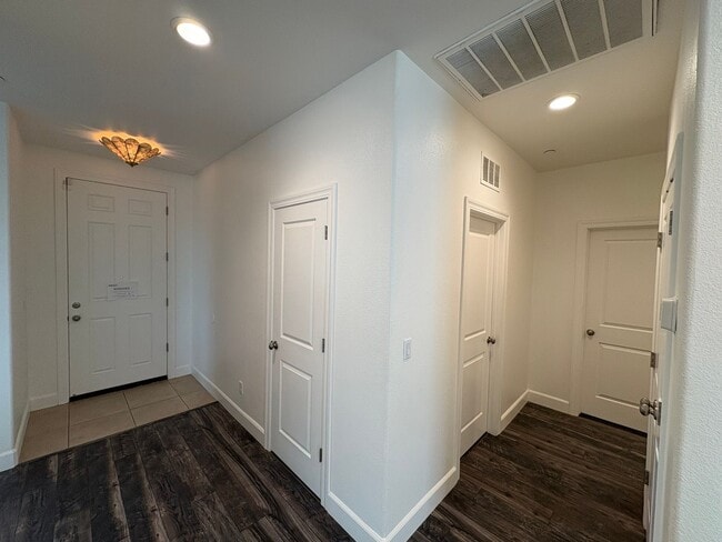 Building Photo - Tulare Home coming soon!