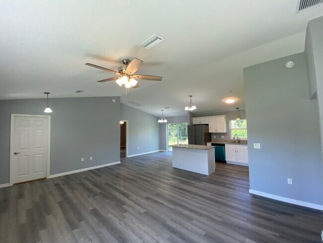 Building Photo - Desirable SW Ocala Neighborhood 3/2/2 **WON'T LAST**