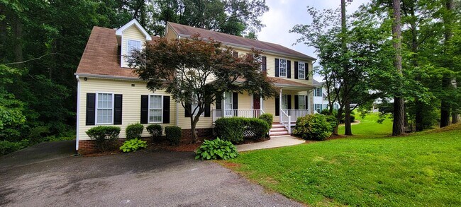 Building Photo - Large traditional colonial in Chester with huge den converted from garage.