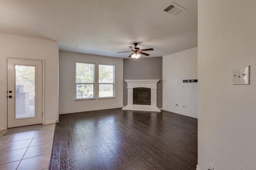 Building Photo - 3022 Maverick Dr