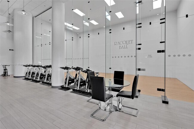 Building Photo - 16485 Collins Ave