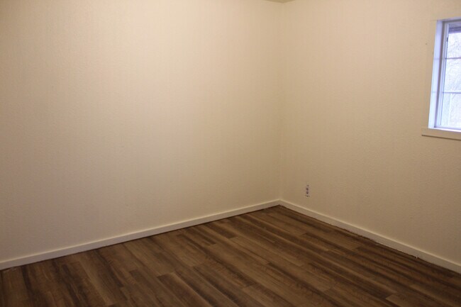 Building Photo - 2437 Darrow Ave