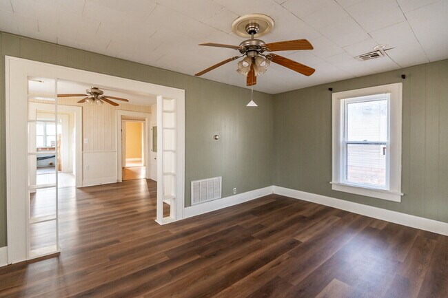 Building Photo - 2 bedroom for Lease