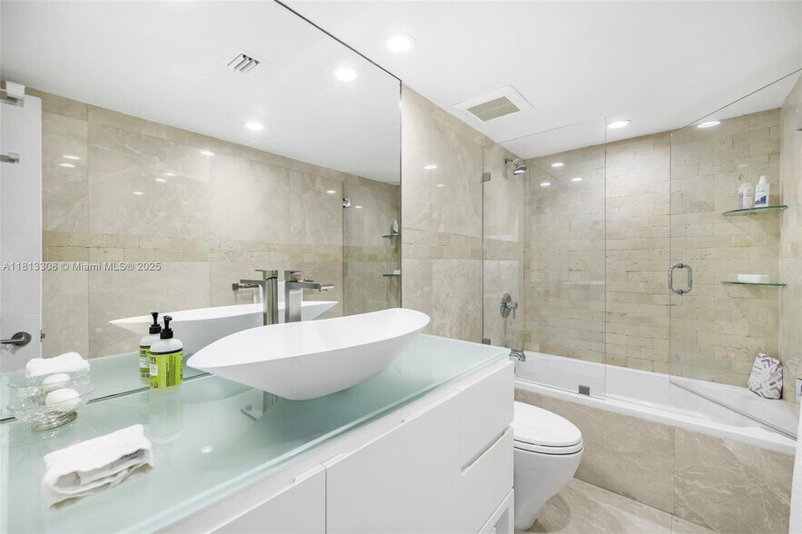 Building Photo - 2625 Collins Ave