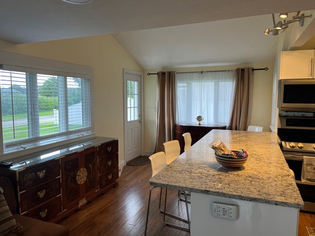 Dining area - 99 New York St