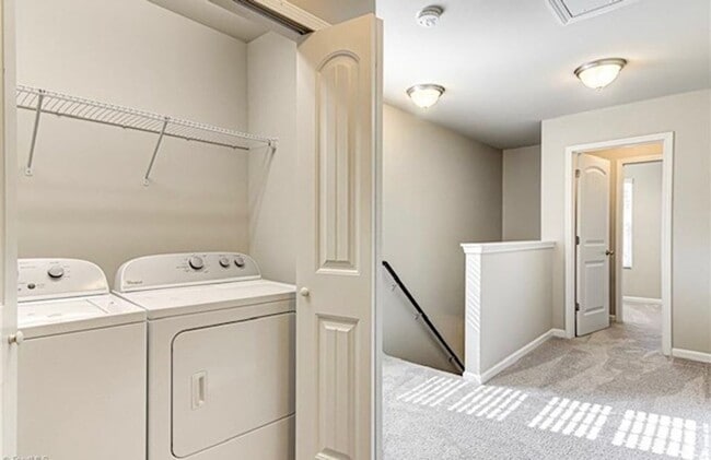 Building Photo - 3 Bedroom 2.5 Townhome available now