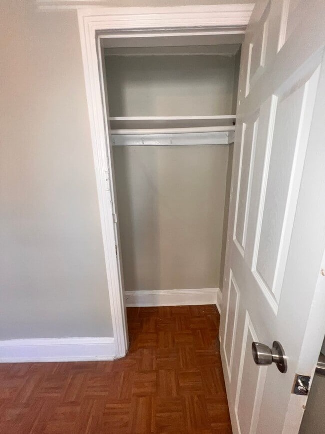 Building Photo - Contemporary 2 Bedroom Townhome w/ Updated Kitchen & Washer/dryer