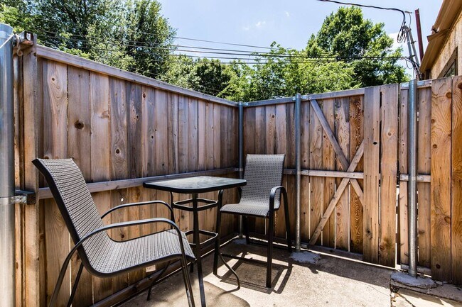 Building Photo - 3/2 Attached House in Wilshire Heights!
