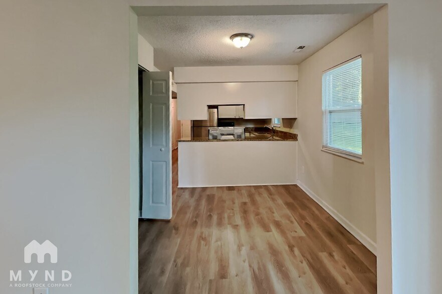 Building Photo - 6301 Ivory Palm Dr